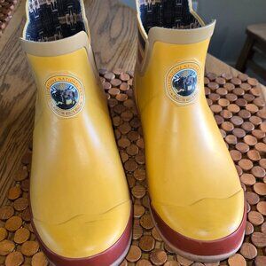 Pendleton Rainboots - think Donald-duck's superhero cape for your feet! Size 10